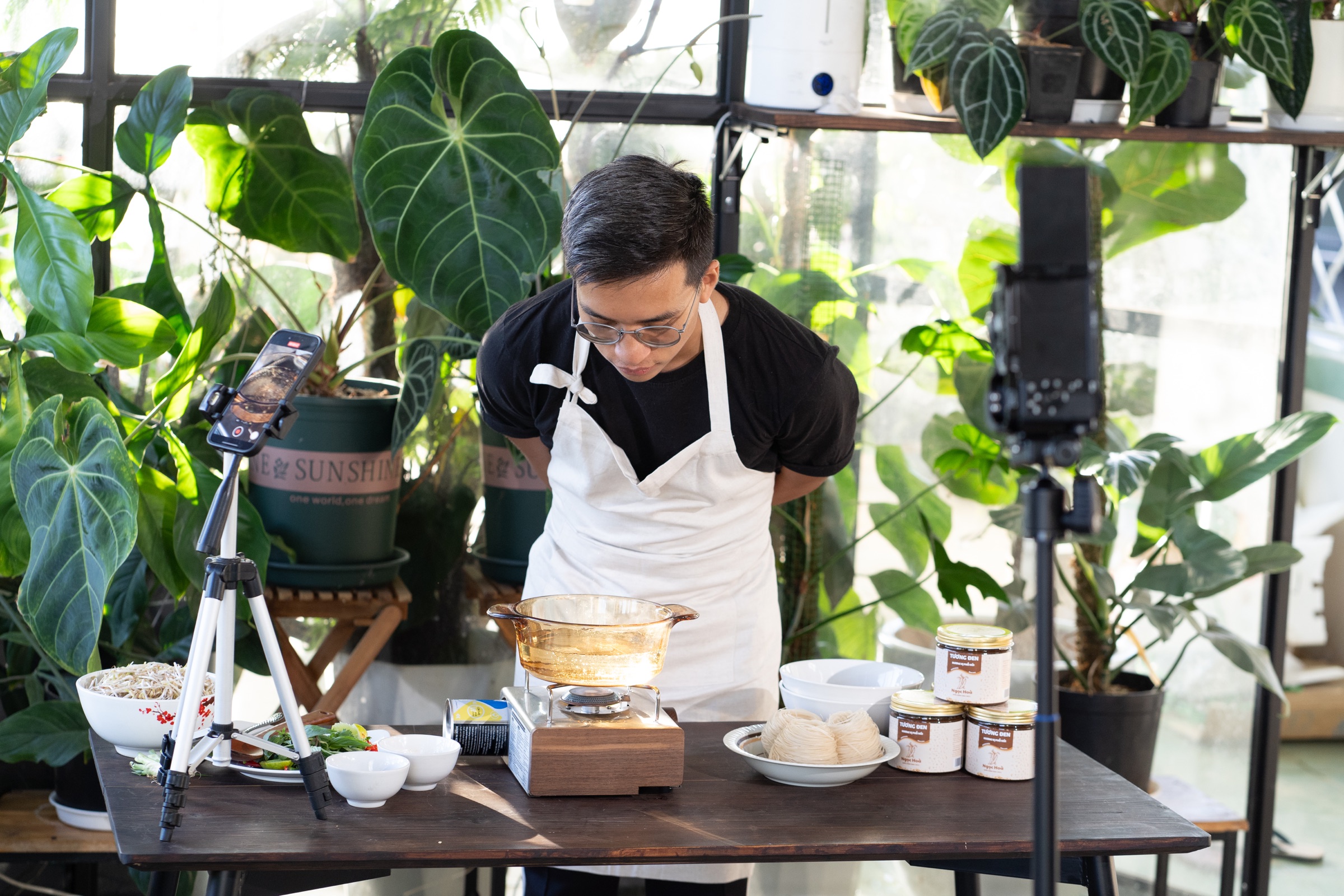Preparing a phở khô Gia Lai meal with Ngọc Hoà sauce