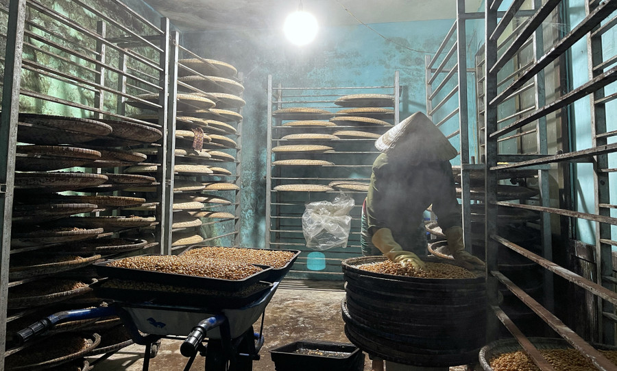 Ngọc Hoà workshop and soybeans being prepared by hand